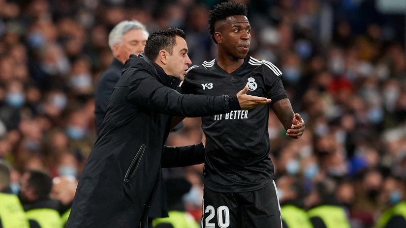 Xavi chatting with Vinicius Jr. with Ancelotti in the back during the last El Clasico (©AFP)