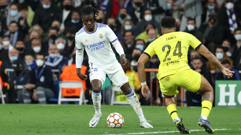 Eduardo Camavinga in action against Chelsea0s Reece James (©AFP)