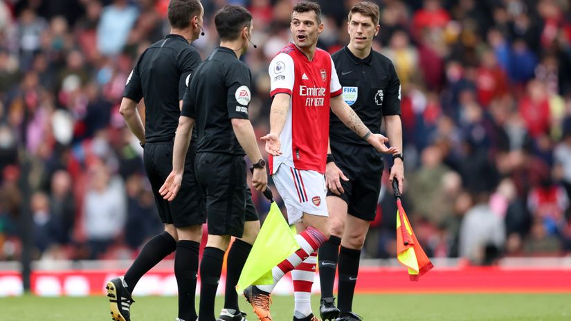 Xhaka surrounded by the referees (©Warren Little/Getty Images)