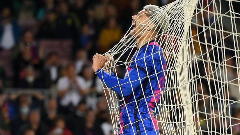 Ronald Araujo gets caught in the net (©Getty images)