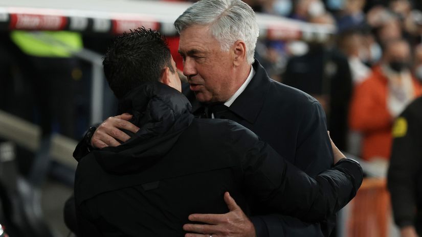 Ancelotti hugs Xavi during the last El Clasico (©Gonzalo Arroyo Moreno/Getty Images)