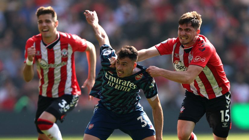 Martinelli stopped by Southampton defenders (©Gallo Images)