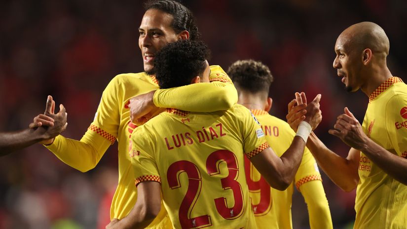 VVD celebrates with his teammates (©Julian Finney/Getty Images)