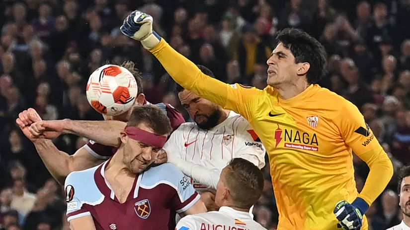 Yassine Bono in action against West Ham (©AFP)