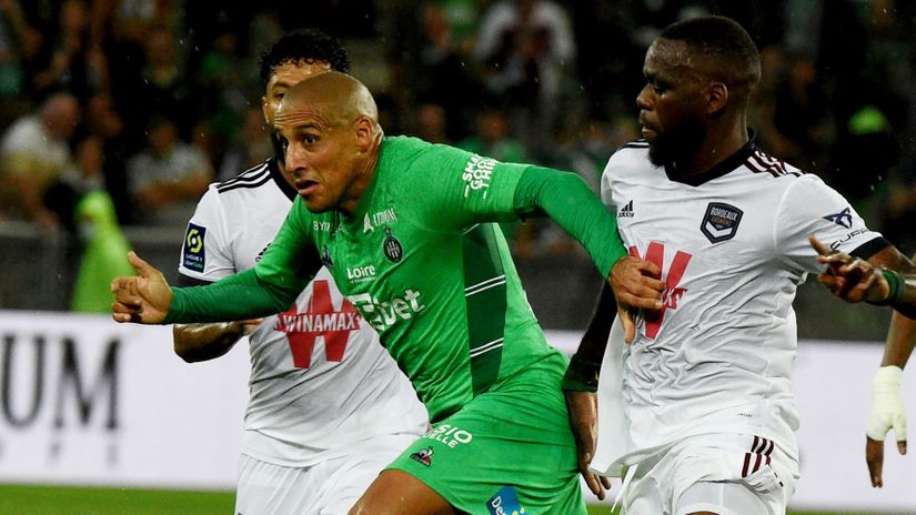 Saint-Etienne's Tunisian Wahbi Khazri is challenged by Bordeaux's Cameroonian Jean Onana (©AFP)