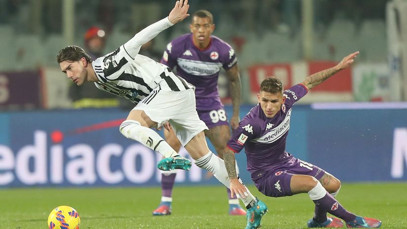 Viola defenders tackle Vlahovic (©Gabriele Maltinti/Getty Images)