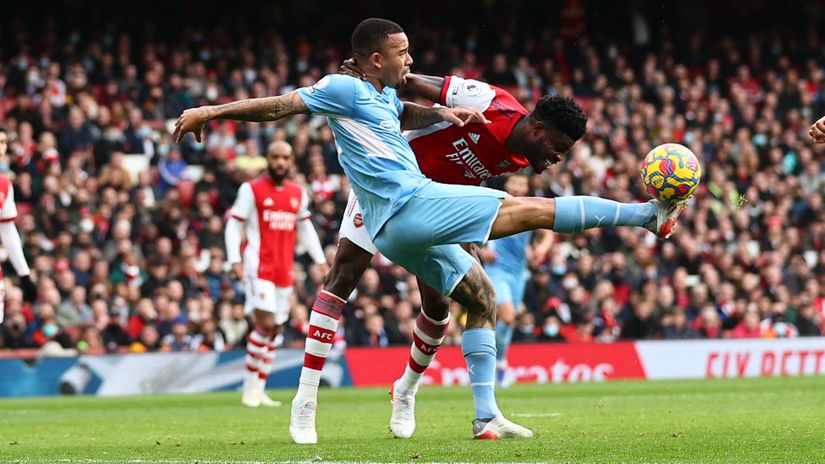 Gabriel Jesus in action against Arsenal - could soon swap sides (©AFP)