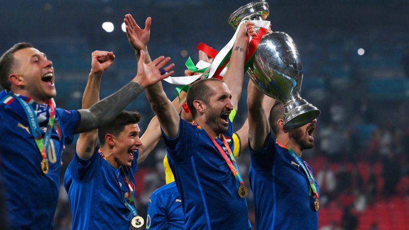 Chiellini celebrates with his teammates after winning the EURO 2020 (©Laurence Griffiths/Getty Images)