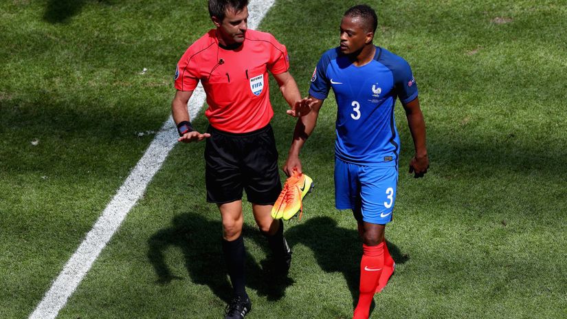 Evra walks off the pitch during the EURO 2016 (©Lars Baron/Getty Images)