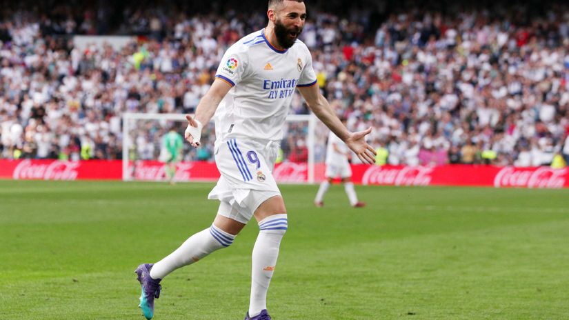 Karim celebrates in front of packed Santiago Bernabeu (© Gonzalo Arroyo Moreno/Getty Images)