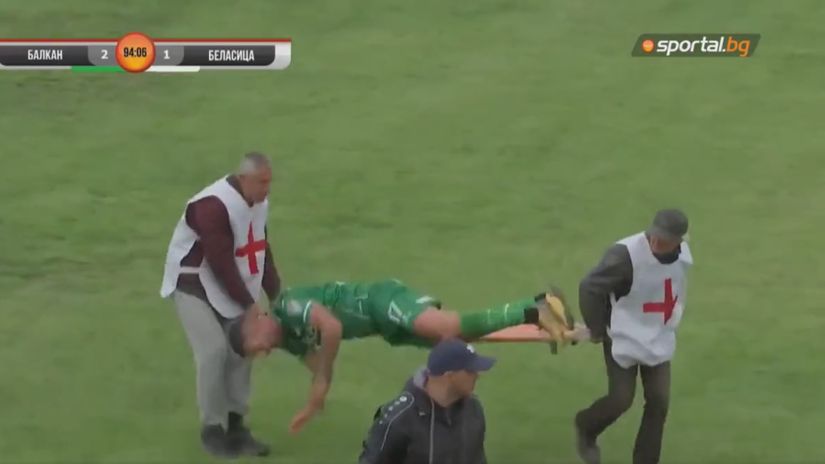 Falling purposely from the stretcher...  (©Twitter/Futbol Bulgaro)