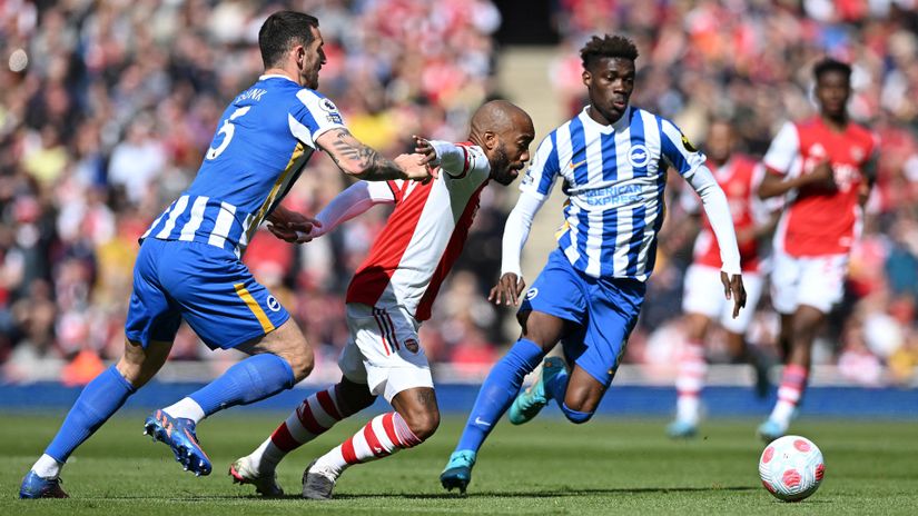 Lewis Dunk and Yves Bissouma in action against Arsenal (©AFP)