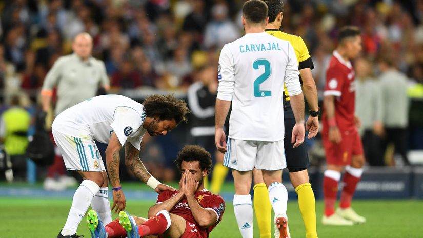 Salah gets injured during the 2018 UCL final (©)
