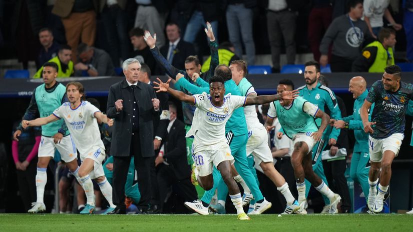 Real Madrid players and Ancelotti celebrate the victory (©Angel Martinez/Getty Images)