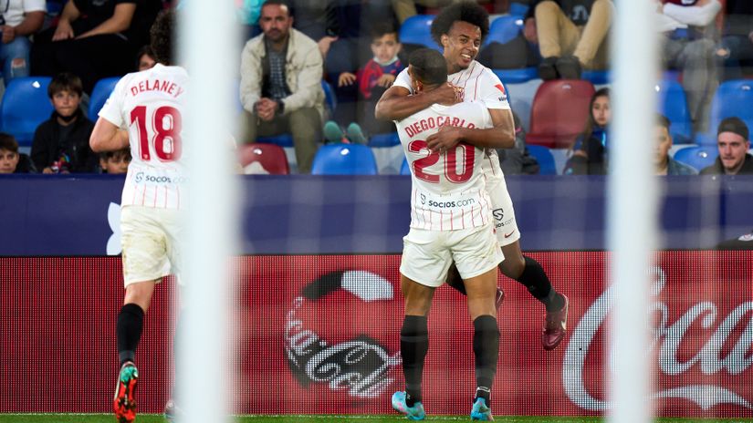 Kounde celebrates with his teammates (©Angel Martinez/Getty Images)