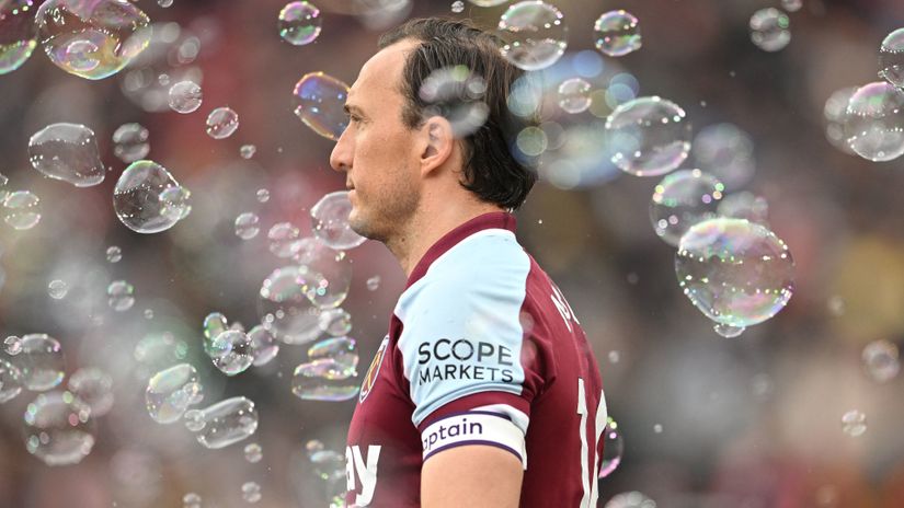 Mark Noble and the famed West Ham bubbles at London Stadium (©AFP)