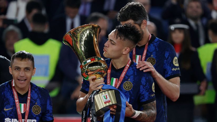 Lautaro Martinez with the Coppa Italia trophy (©Gallo Images)
