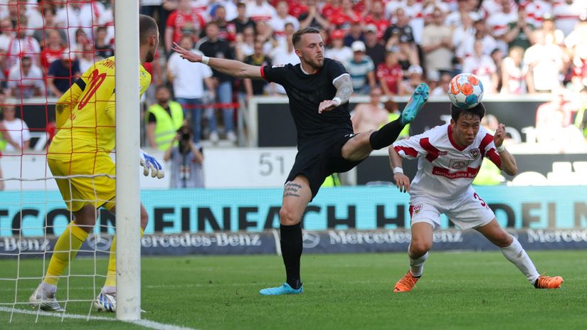 Wataru Endo scores the dramatic winner for Stuttgart (©AFP)