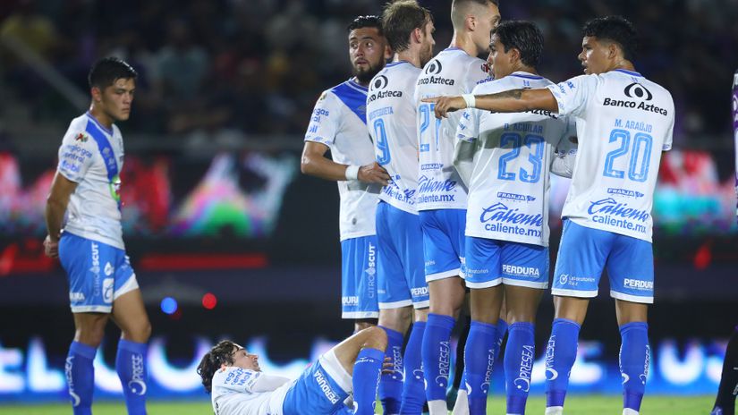 Free-kick wall (©Sergio Mejia/Getty Images)