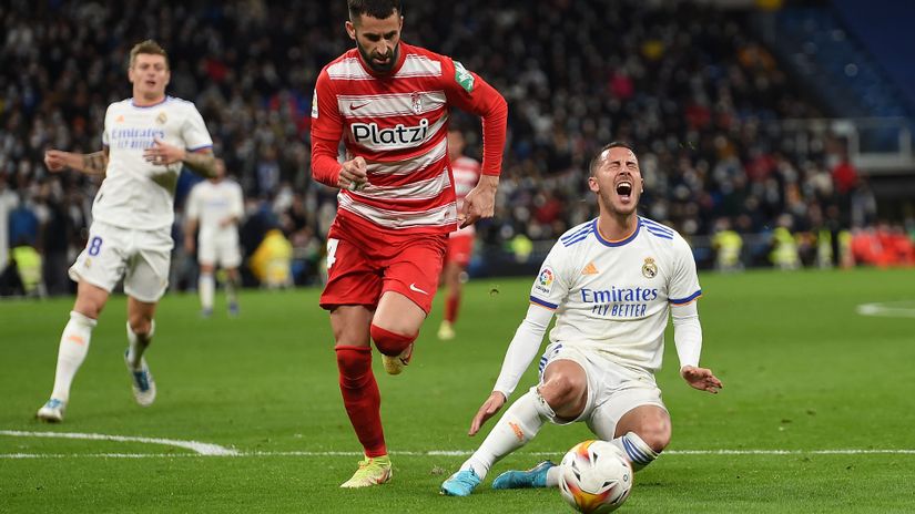 Hazard in pain... the usual image at Santiago Bernabeu (©Getty images)
