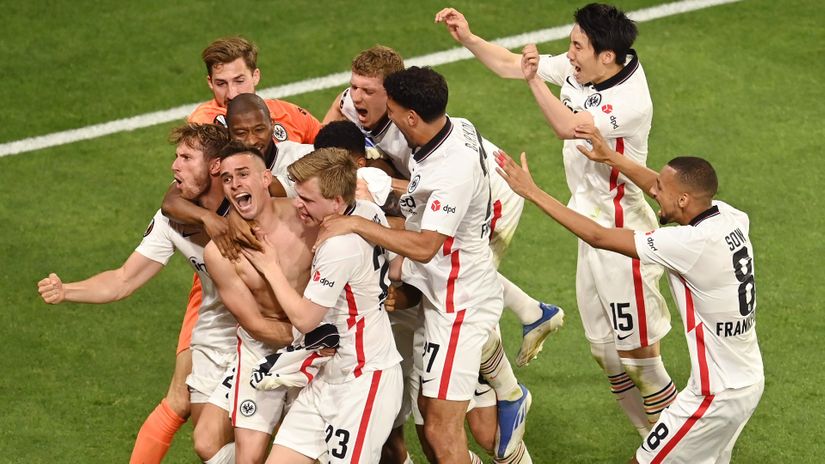 Frankfurt players celebrate the title (©Getty images)