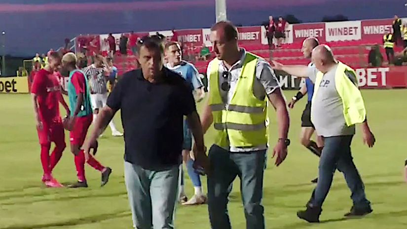 Madness in Sofia: Stoyne Manolov finally leaves the pitch (©Sportal.bg)