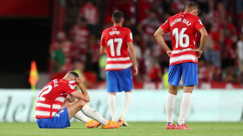 Devastated Granada players (© Fran Santiago/Getty Images)