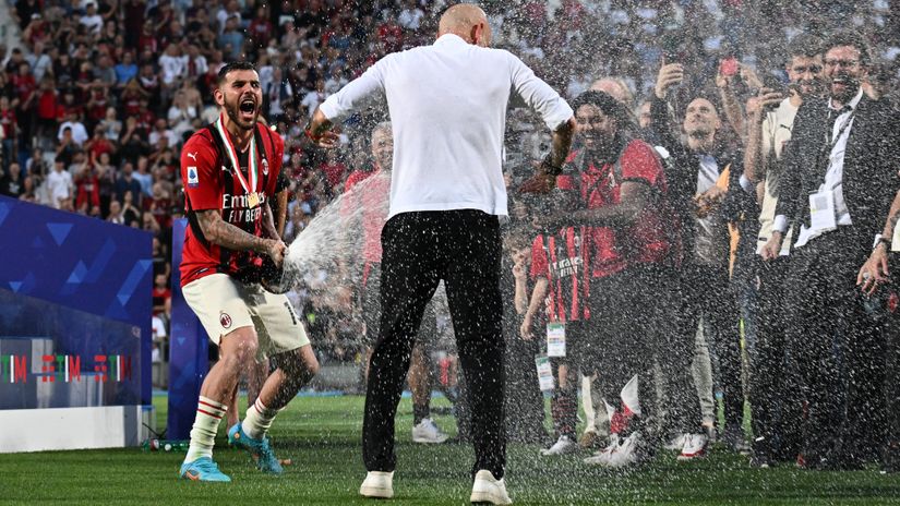 Pioli in a champagne shower after winning the Serie A title (©Gallo Images)