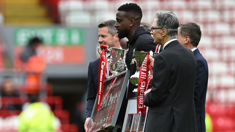Origi receiving his farewell gifts (©AFP)