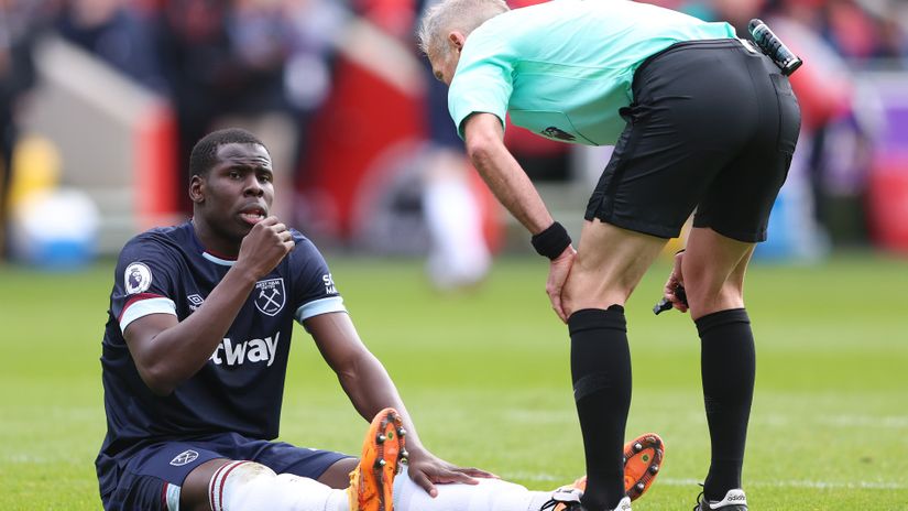 Kurt Zouma of West Ham United interacts with referee Martin Atkinson (© Warren Little/Getty Images)