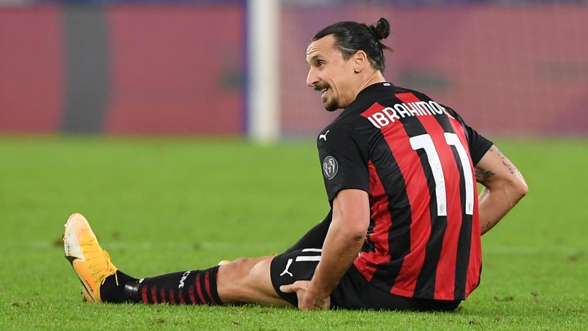 Zlatan Ibrahimovic sitting on the ground (©Francesco Pecoraro/Getty Images)