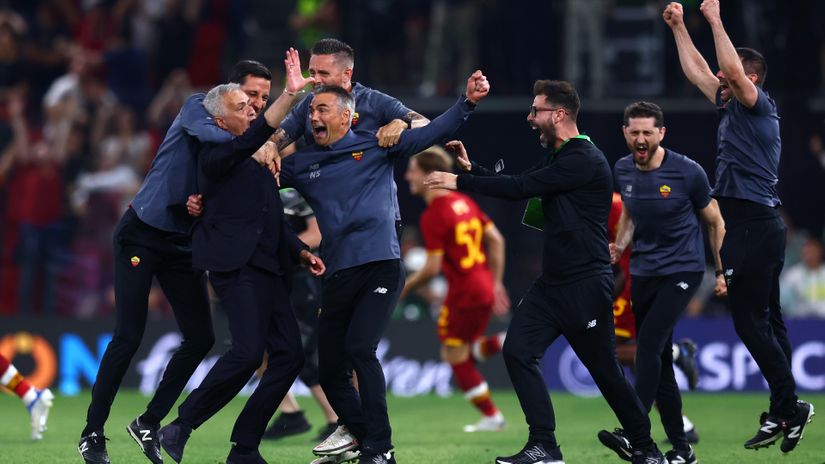 Mourinho showing he has won five European trophies (©Getty images))