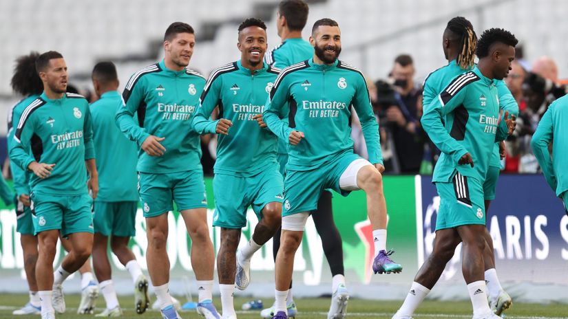 Benzema warms up during the Real Madrid training at Stade de France (©Julian Finney/Getty Images)