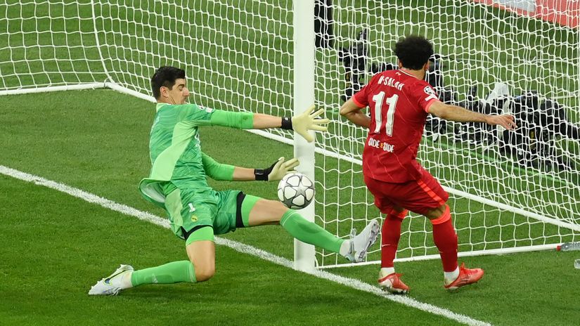 Courtois denies Salah's close-range effort (©Matthias Hangst/Getty Images)