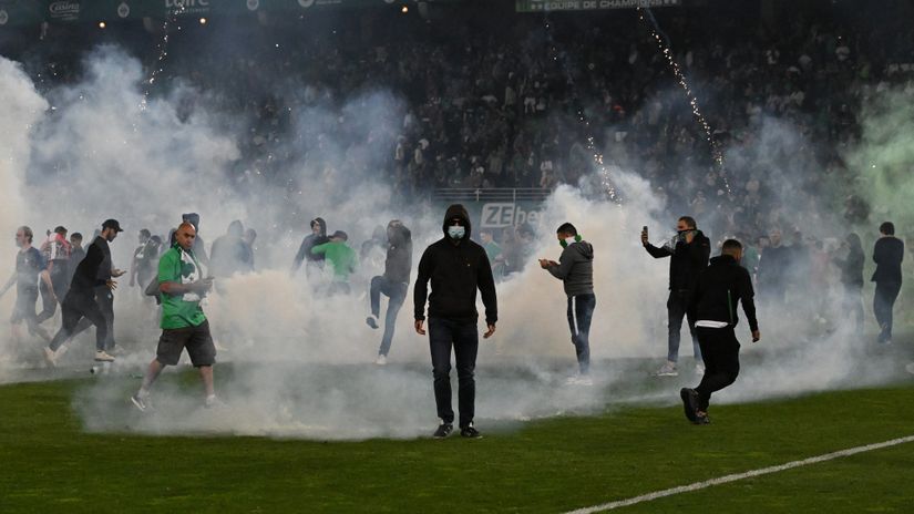 Saint-Etienne's fans invade the pitch through smoke after being defeated (©AFP)