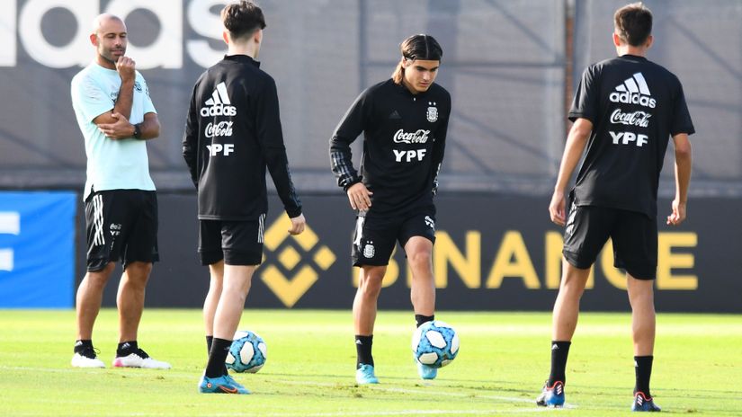 Javier Mascherano (L) monitors the U-20 training session (©Rodrigo Valle/Getty Images)