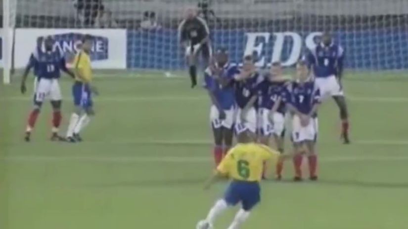 Roberto Carlos fires THAT free-kick (©Twitter/Screenshot)