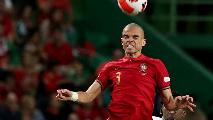 Pepe in action against Switzerland on Sunday (©AFP)