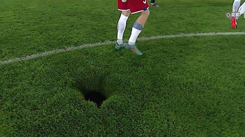 A hole appeared in the Ernst Happel Stadium pitch (screenshot, ORF)