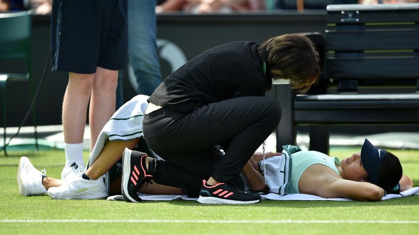 Emma Raducanu receives medical treatment against Viktorija Golubic on Tuesday (©Nathan Stirk/Getty Images for LTA)