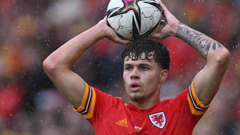 Neco Williams in a Wales shirt (©AFP)