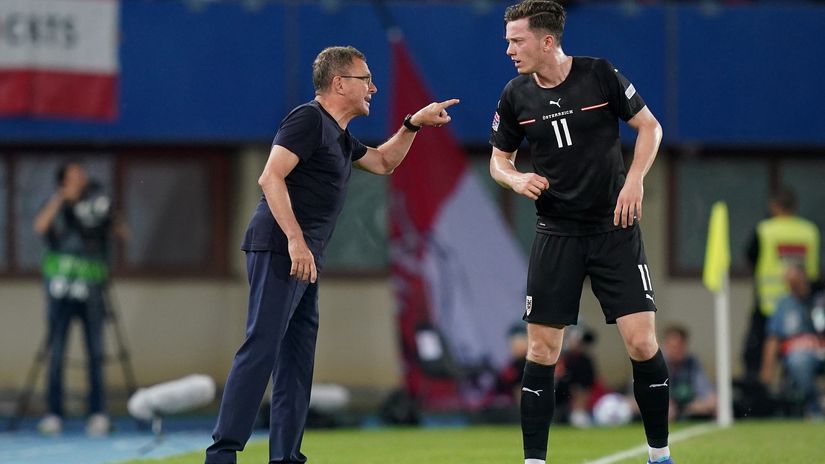 Rangnick, head coach of Austria, interacts with Michael Gregoritsch (©Christian Hofer/Getty Images)