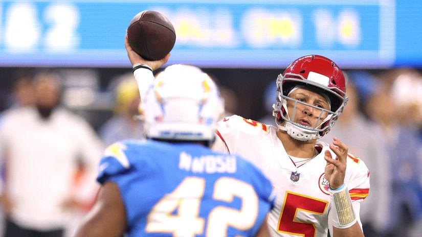 Uchenna Nwosu and Patrick Mahomes (©AFP)