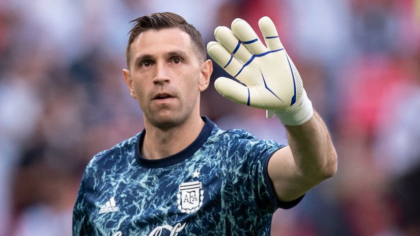 Sorry, guys, I'm unavailable! Emiliano Martinez (©AFP)