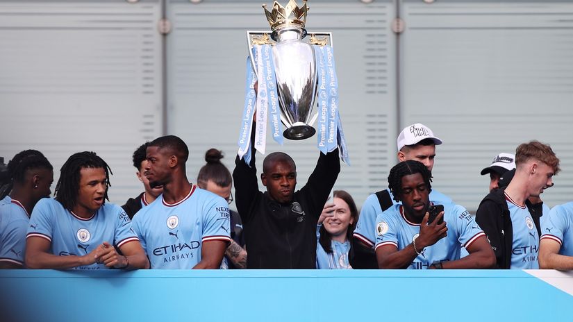 Fernandinho with the EPL trophy with his Man City teammates (©Charlotte Tattersall/Getty Images)