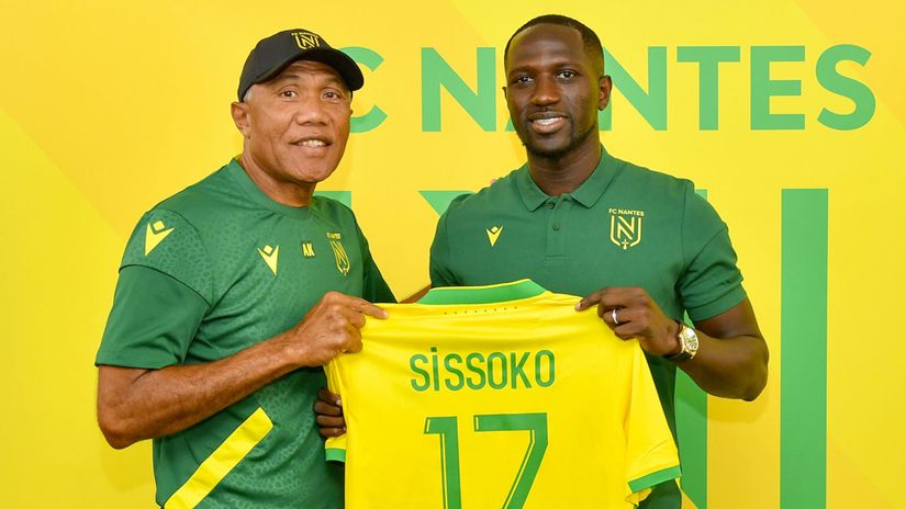 Antoine Kombouare welcomes Moussa Sissoko (©FC Nantes)