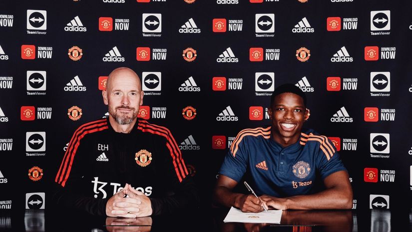 Erik Ten Hag i Tyrell Malacia (twitterⒸManUtd)