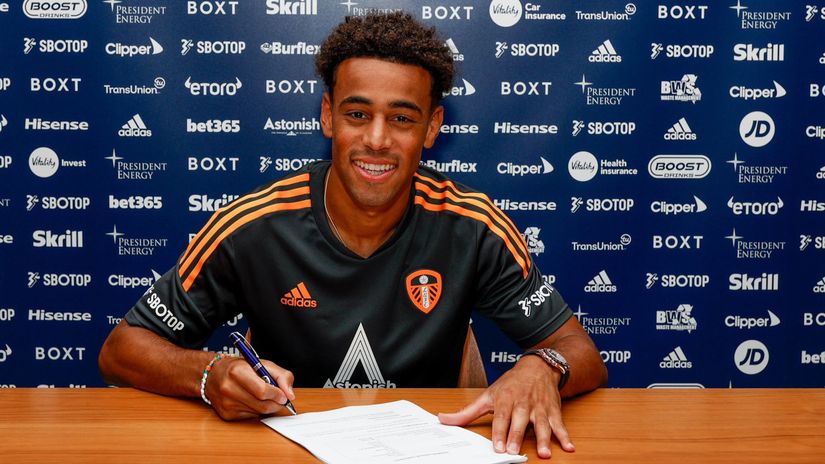 Tyler Adams signs (©LUFC)