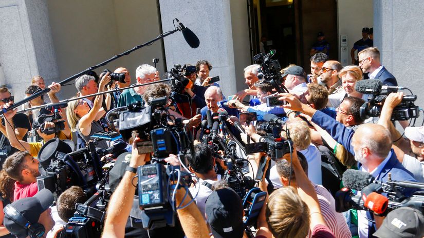 Sepp Blatter swarmed by the members of the press (©Gallo Images)