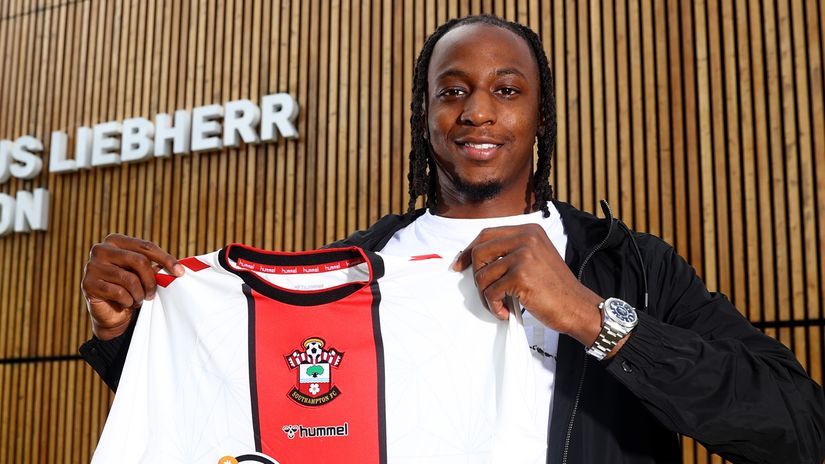 Joe Aribo with his new shirt (©Southampton FC)